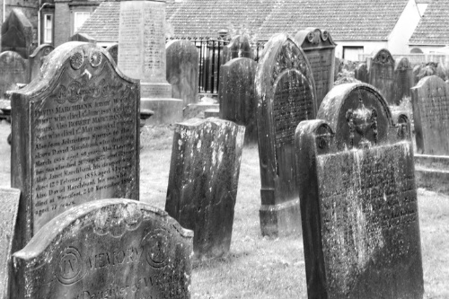 La imagen muestra lápidas en un cementerio
