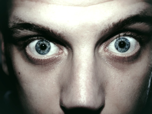 La imagen muestra los ojos de una persona muy abiertos mirando fijamente.