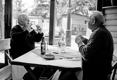 Conversación entre dos ancianos