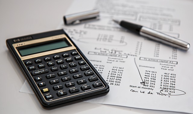 Imagen con una calculadora y un cuaderno para realizar la contabilidad