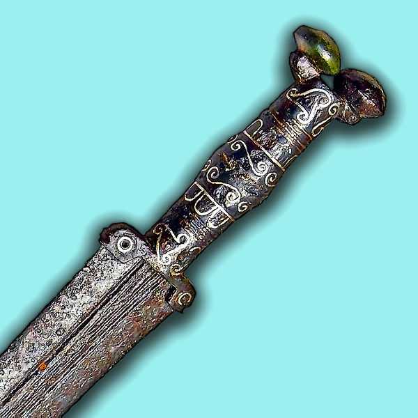 Empuñadura decorada de una espada de hierro. Museo