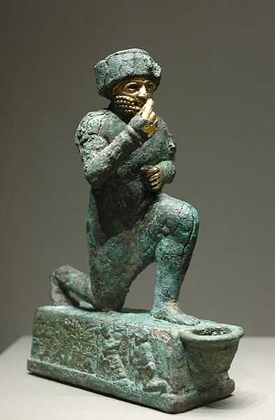 Figura de hombre arrodillado en bronce y oro. Mesopotamia, segundo milenio a.c