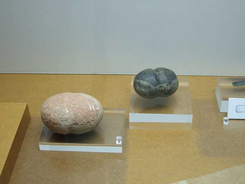    Mazas de piedra para trabajar el hierro. Museo de Zaragoza