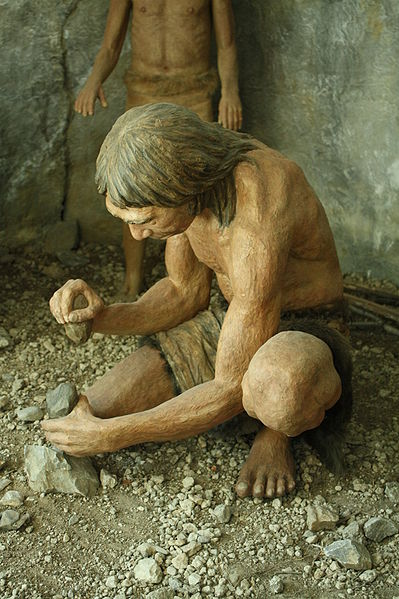 Homínido prehistórico trabajando la piedra Homínido prehistórico trabajando la piedra