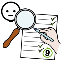 En el fondo aparece la cabeza de una persona y en primer plano una lupa sobre una hoja de papel con líneas negras en las que una mano con un bolígrafo marca señales de visto en verde al final de cada una.