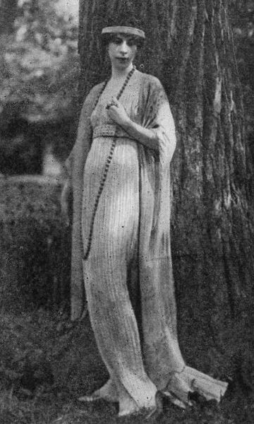 Condé Nast llevando un vestido Delphos