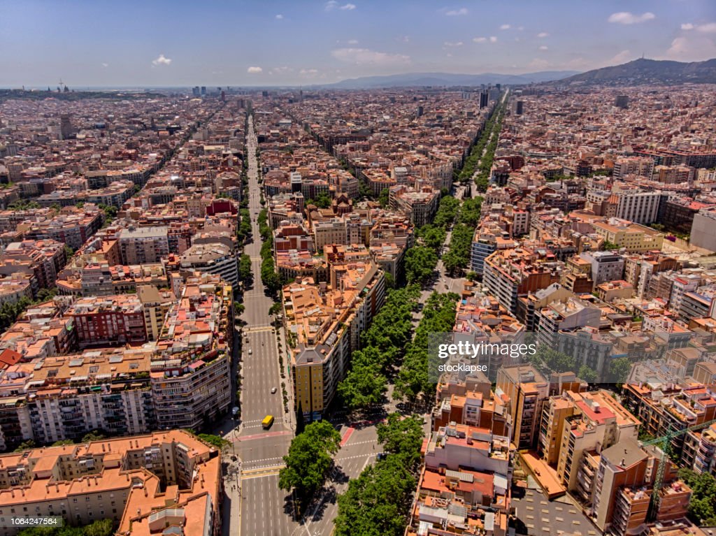 Imagen aérea de una gran ciudad, en la que se pueden algunas avenidas principales y secundarias pobladas de altos edificios.