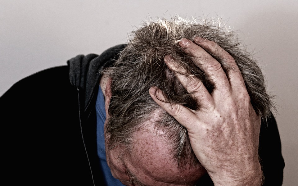 primer plano de mano frotandose la cabeza en señal de desesperación