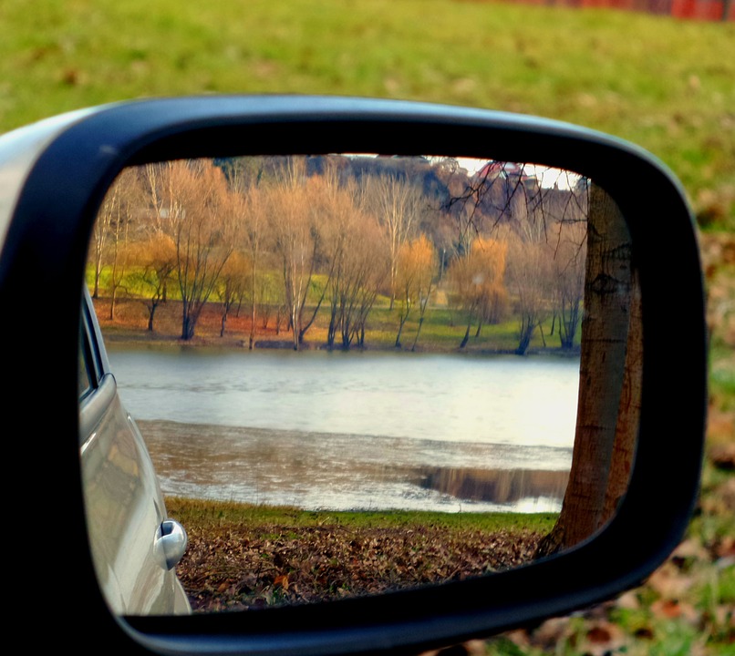 Fotografía de espejo retrovisor de coche