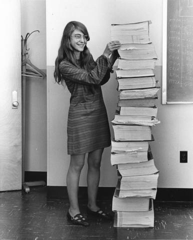 Margaret Hamilton junto con el software de navegación que desarrolló junto a su equipo en el MIT para el proyecto Apolo.