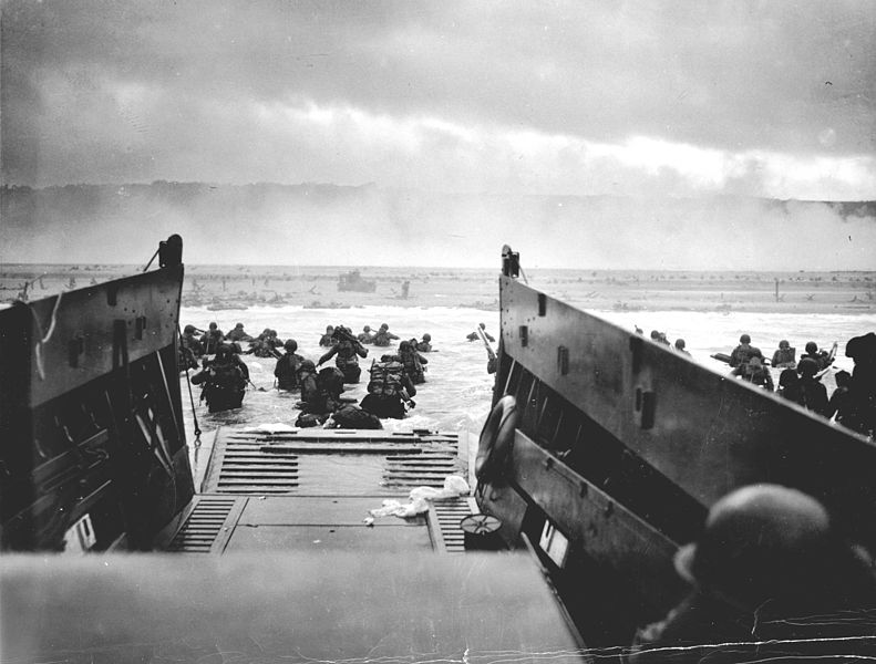 Tropas norteamericanas desembarcan en las costas de Normandía en 1944.
