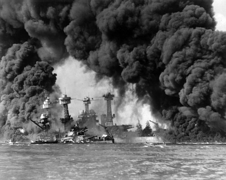 Los acorazados estadounidenses West Virginia y Tenesse arden tras el ataque japonés a Pearl Harbor.