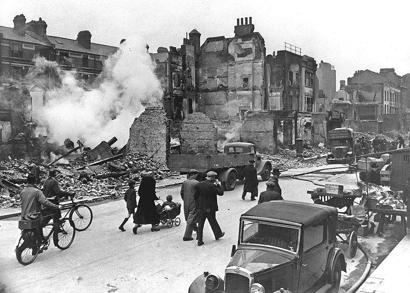 Destrozos causados por los bombardeos sobre Londres