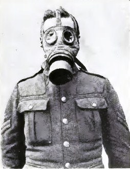 Soldado británico con una máscara de gas