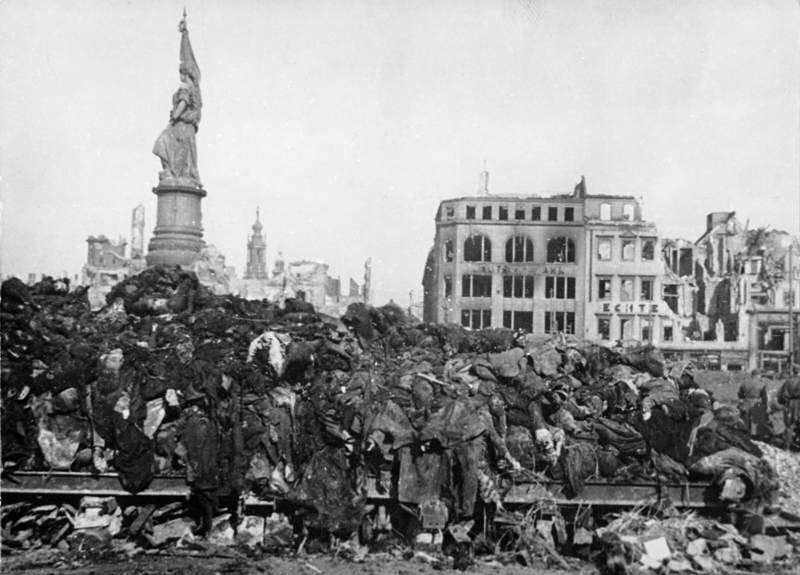 Montañas de cadáveres tras los bombardeos de Dresde