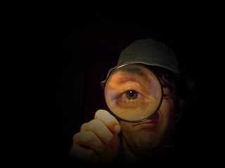 Detective con lupa