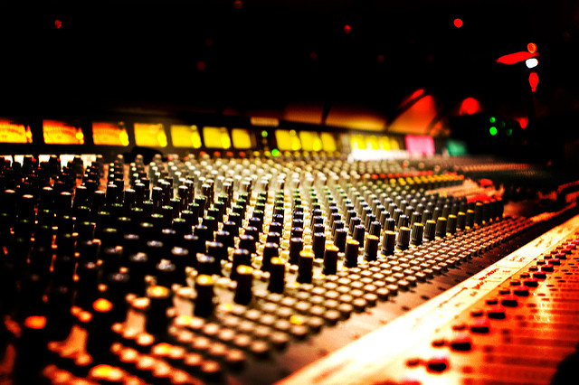 Mesa de control y mezclas.