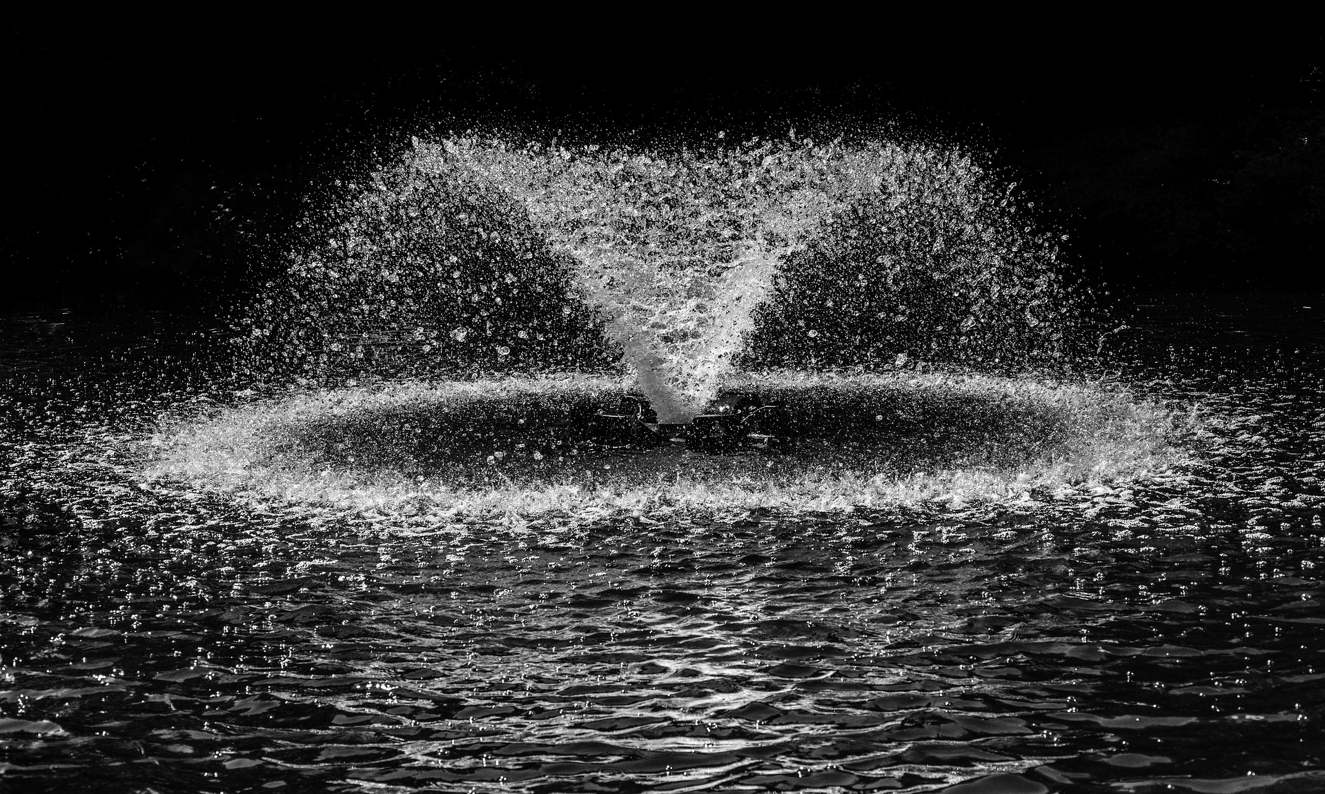 Imagen descriptiva de una fuente en la que las gotas caen en el agua.