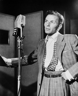Imagen ante un micrófono de Frank Sinatra