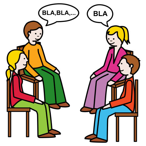 Cuatro personas  sentadas en sillas haciendo un círculo hablando entre ellas