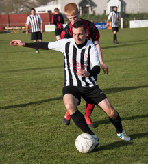 Imagen de un futbolista conduciendo el balón.