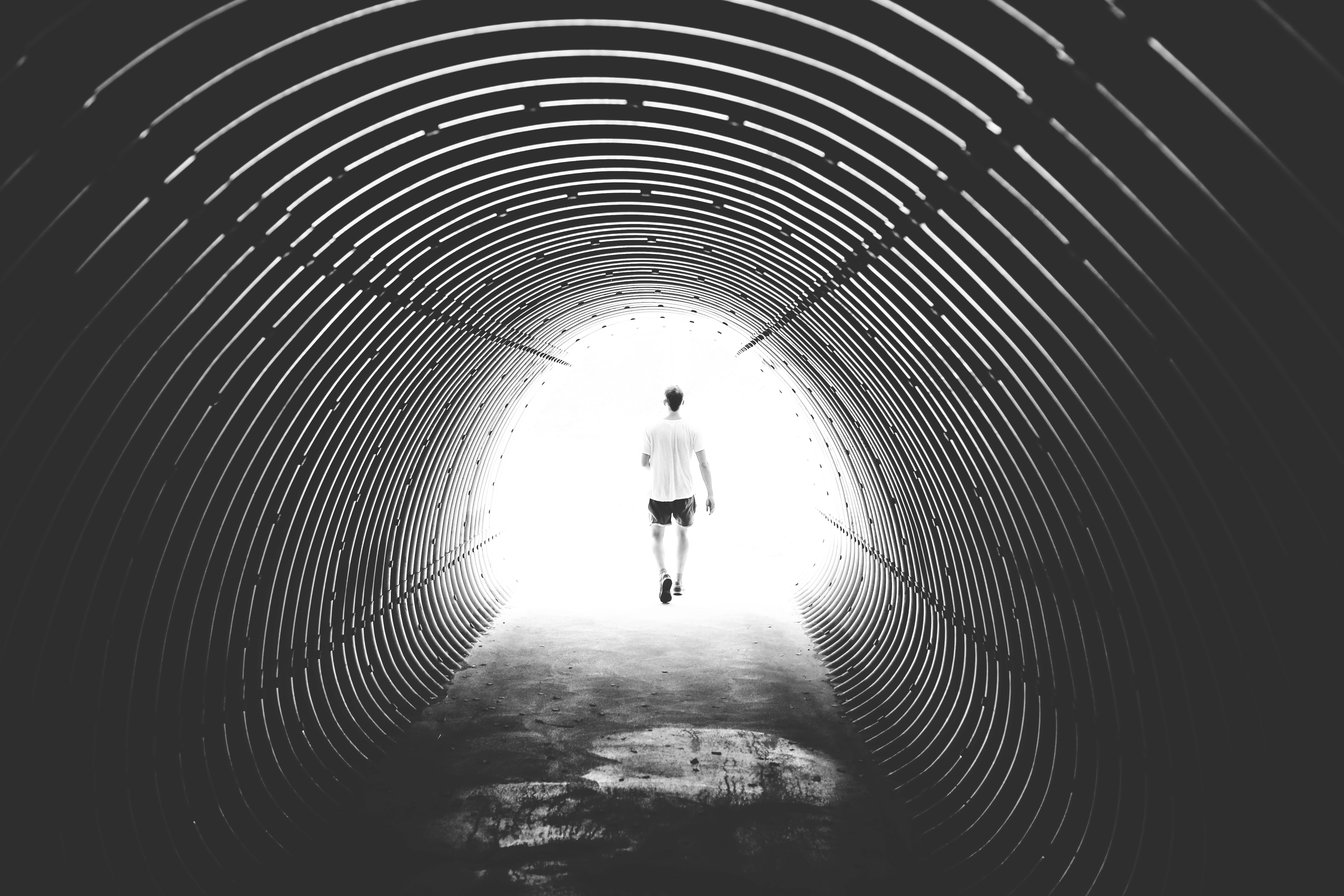 Un hombre atraviesa un túnel