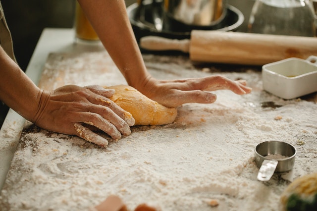Imagen de una persona amasando pan.