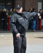 Imagen de un agente de policía controlando el tráfico