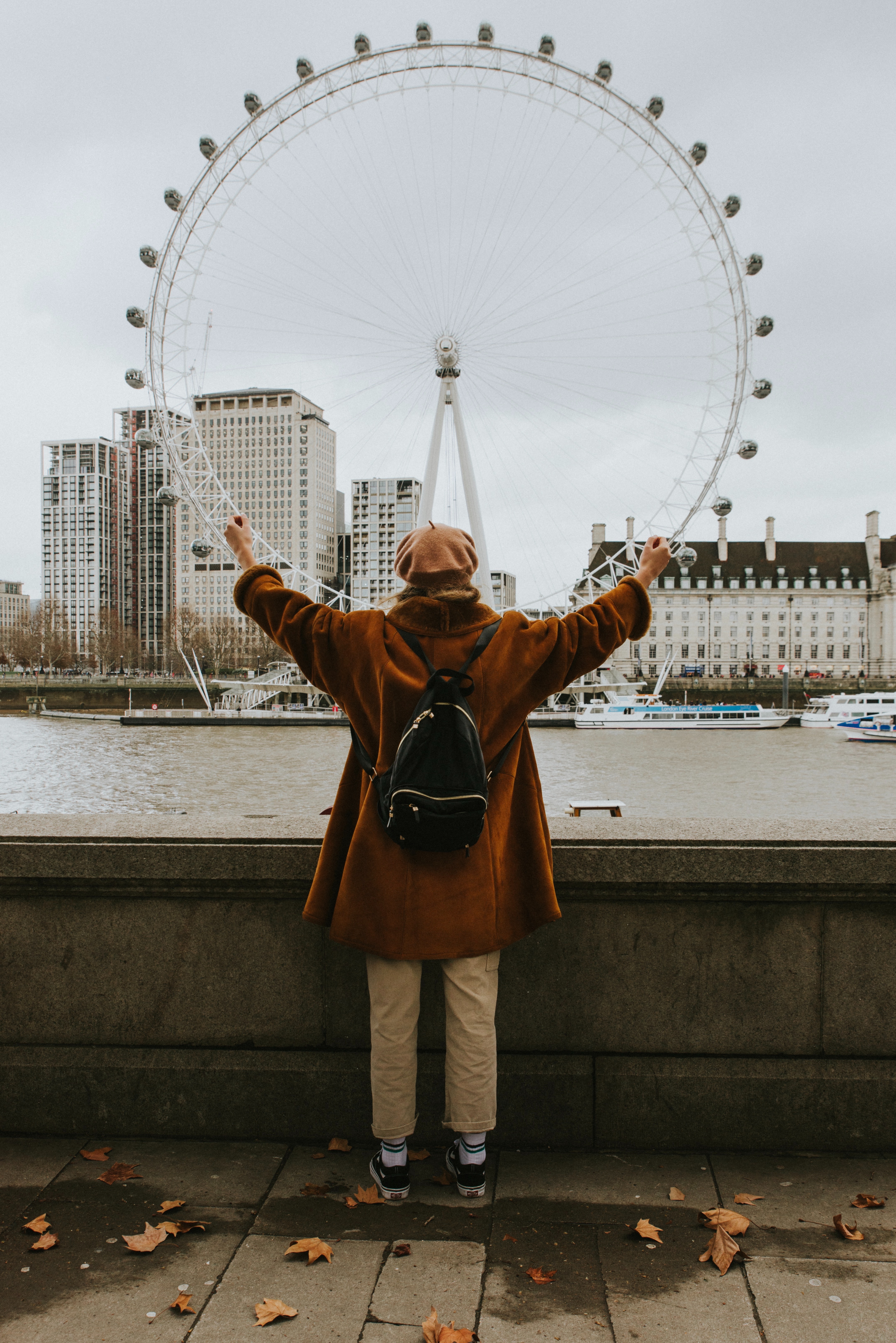 Una turista frente al London Eye