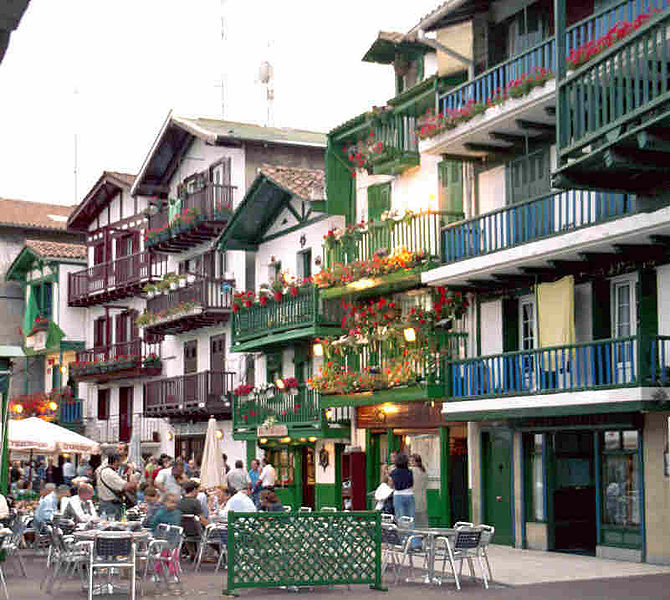Los ciudadanos del País Vasco son los que gozan de una mayor Renta per Cápita de toda España. En la imagen casas de Fuenterrabía.