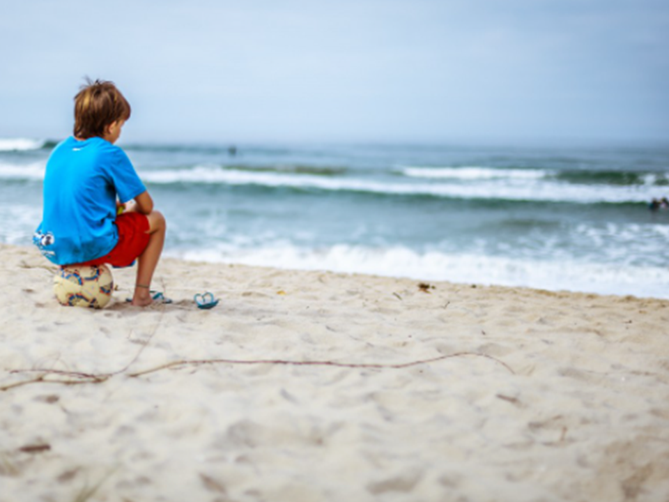Niño sólo en un playa