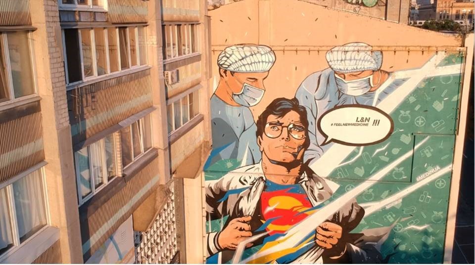 Imagen de un mural con un superman pintado en la pared