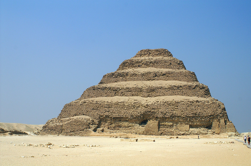 La pirámide de Saqqarah en Egipto, es un ejemplo de la forma que sirvió como referencia a los demógrafos para darle ese mismo nombre a la imagen resultante de la representación por sexos y edades de la población de un territorio