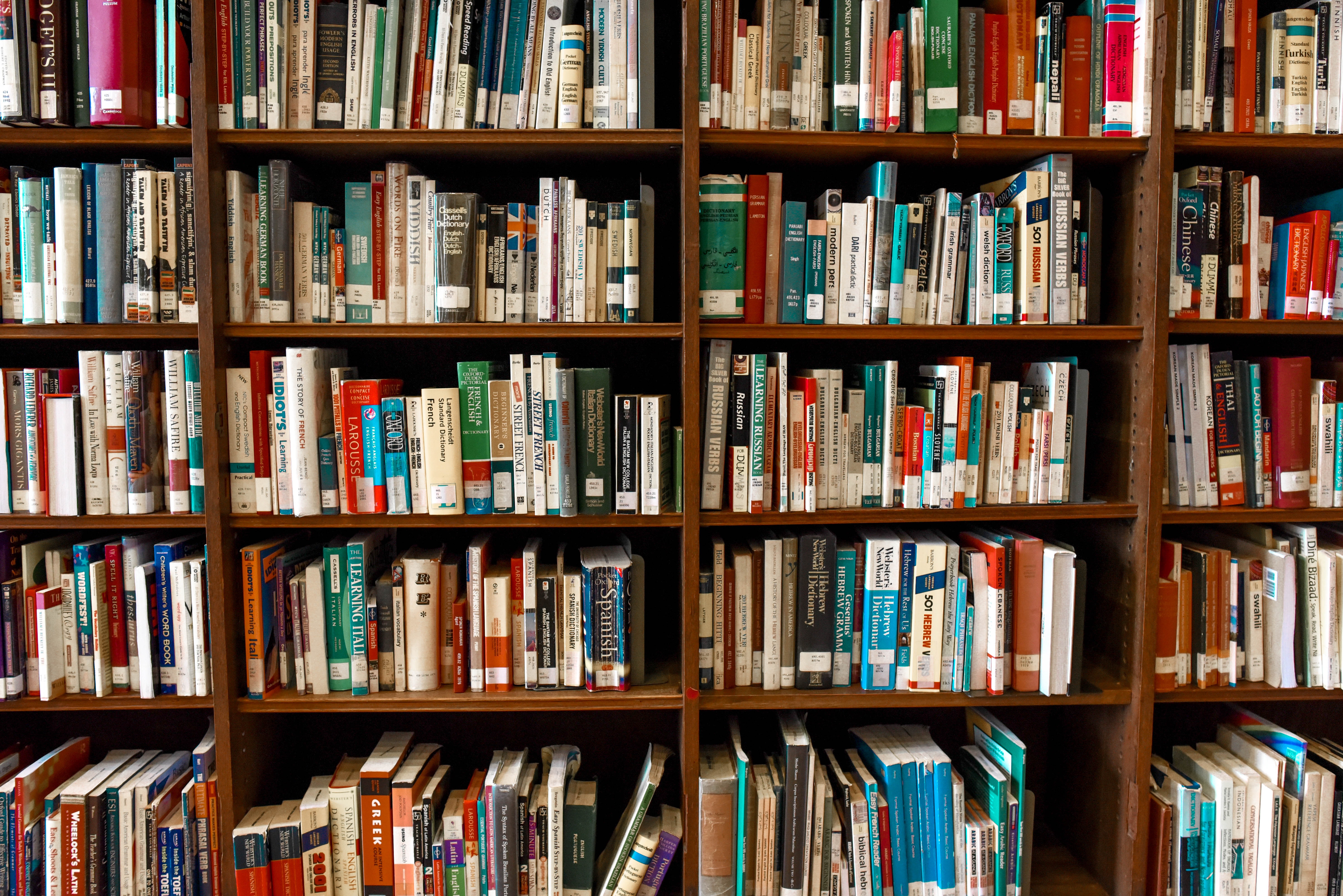 Estanterías con muchas baldas y muchos libros