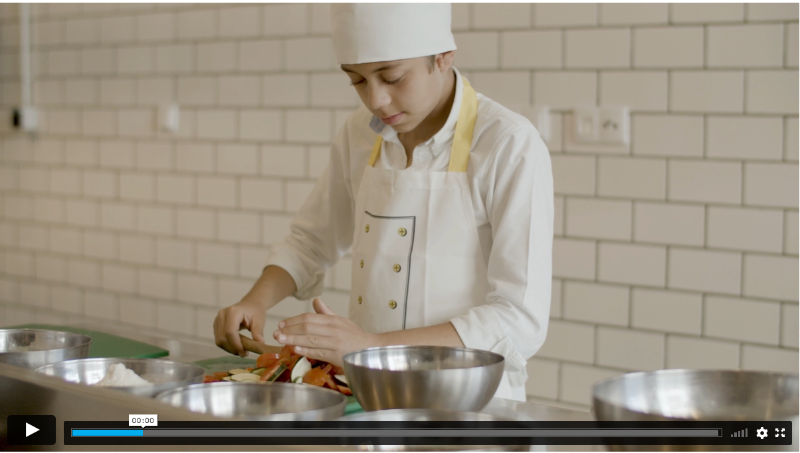 Esta imagen muestra un cocinero joven cocinando