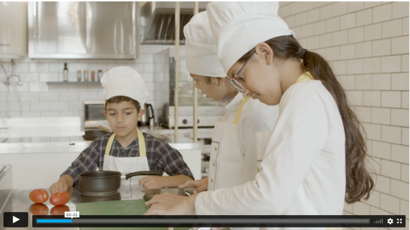 Esta imagen muestra chicos y chicas cocinando