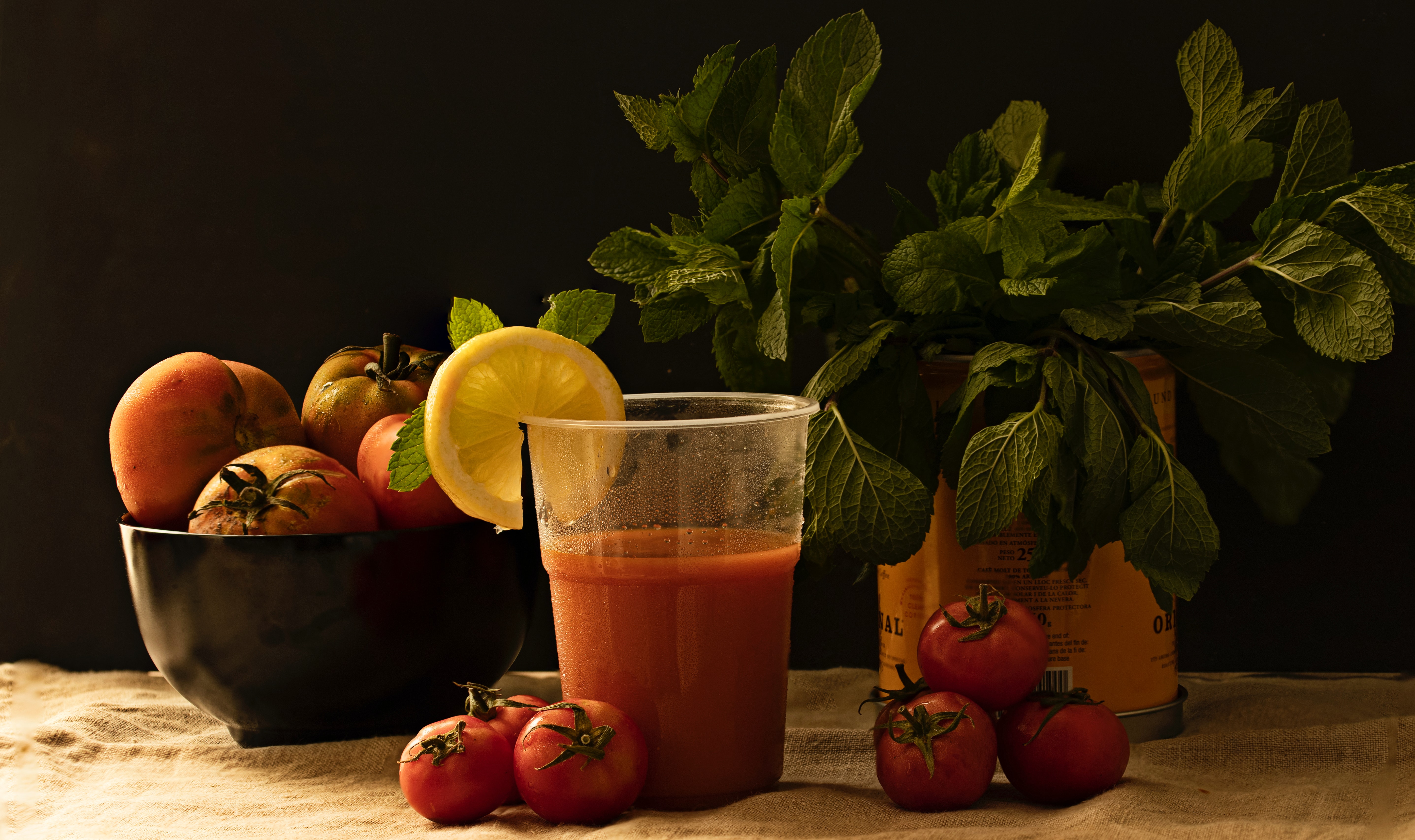 Un vaso de gazpacho y algunos de sus ingredientes.
