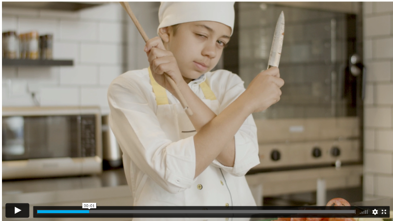 Esta imagen muestra un cocinero joven haciendo juegos