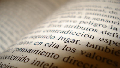 Fotografía de las páginas de un libro en la que pueden leerse un importante número de palabras, muchas de ellas sustantivos.