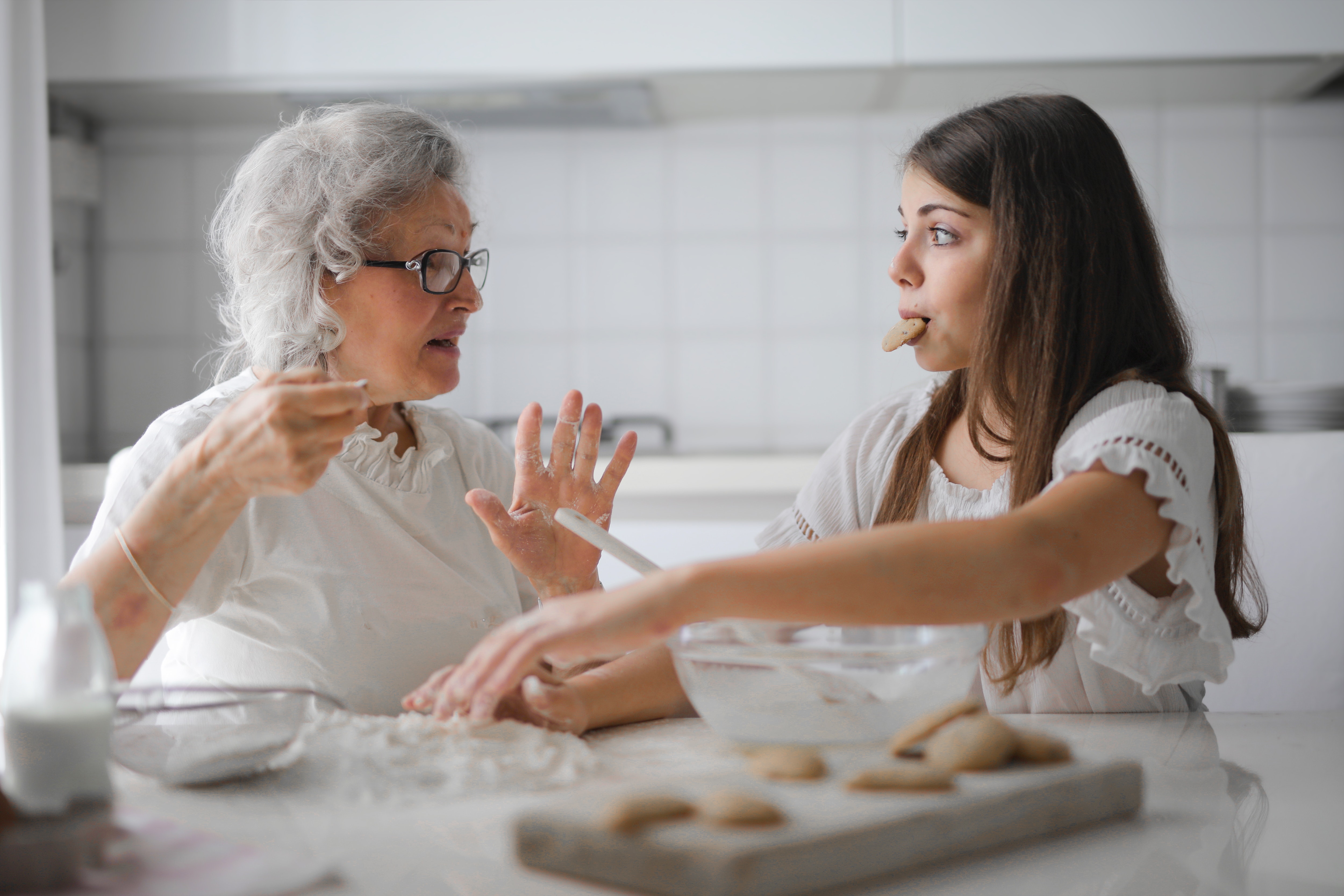 Una abuela y su nieta cocinando