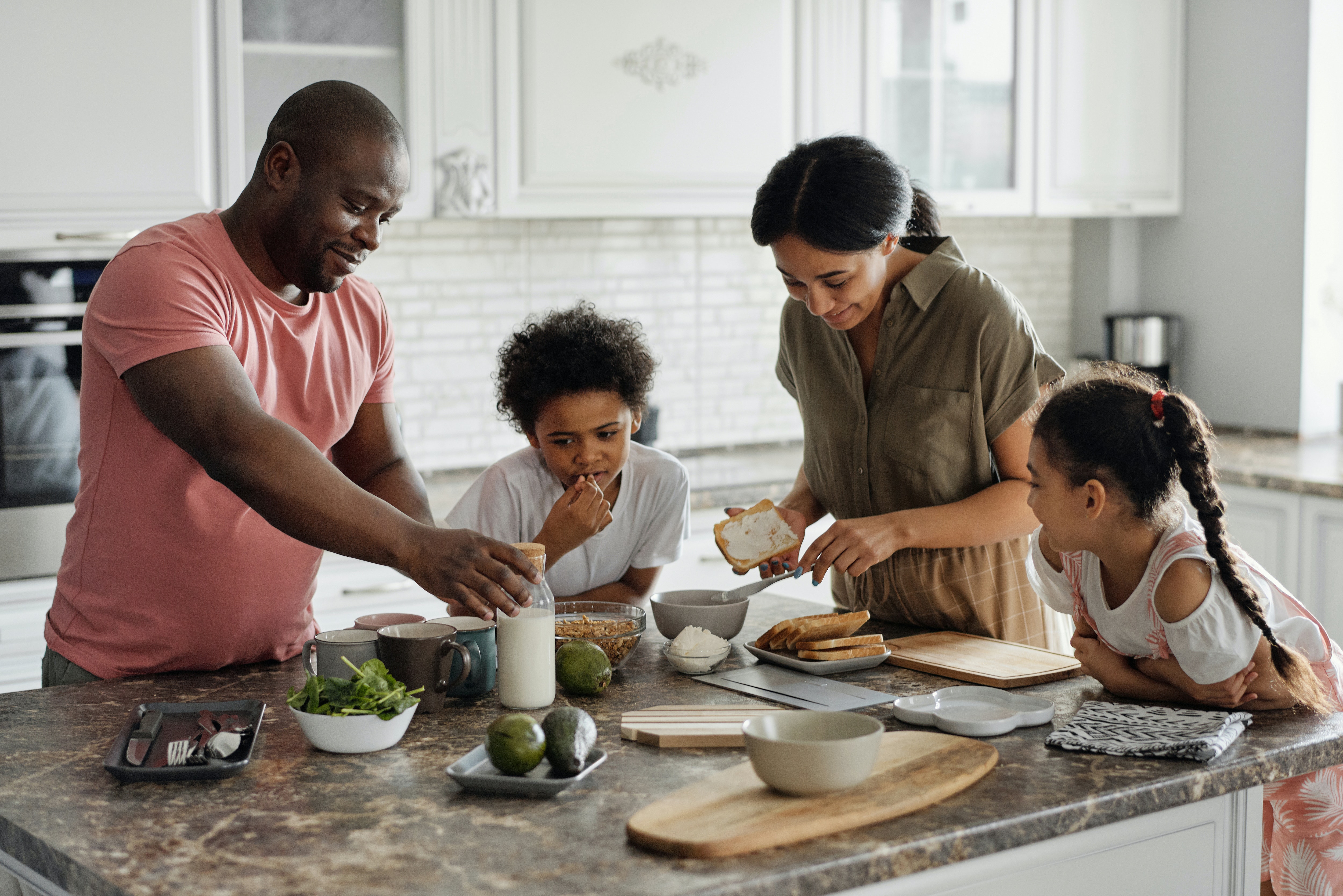Una familia cocinado junta en la cocina