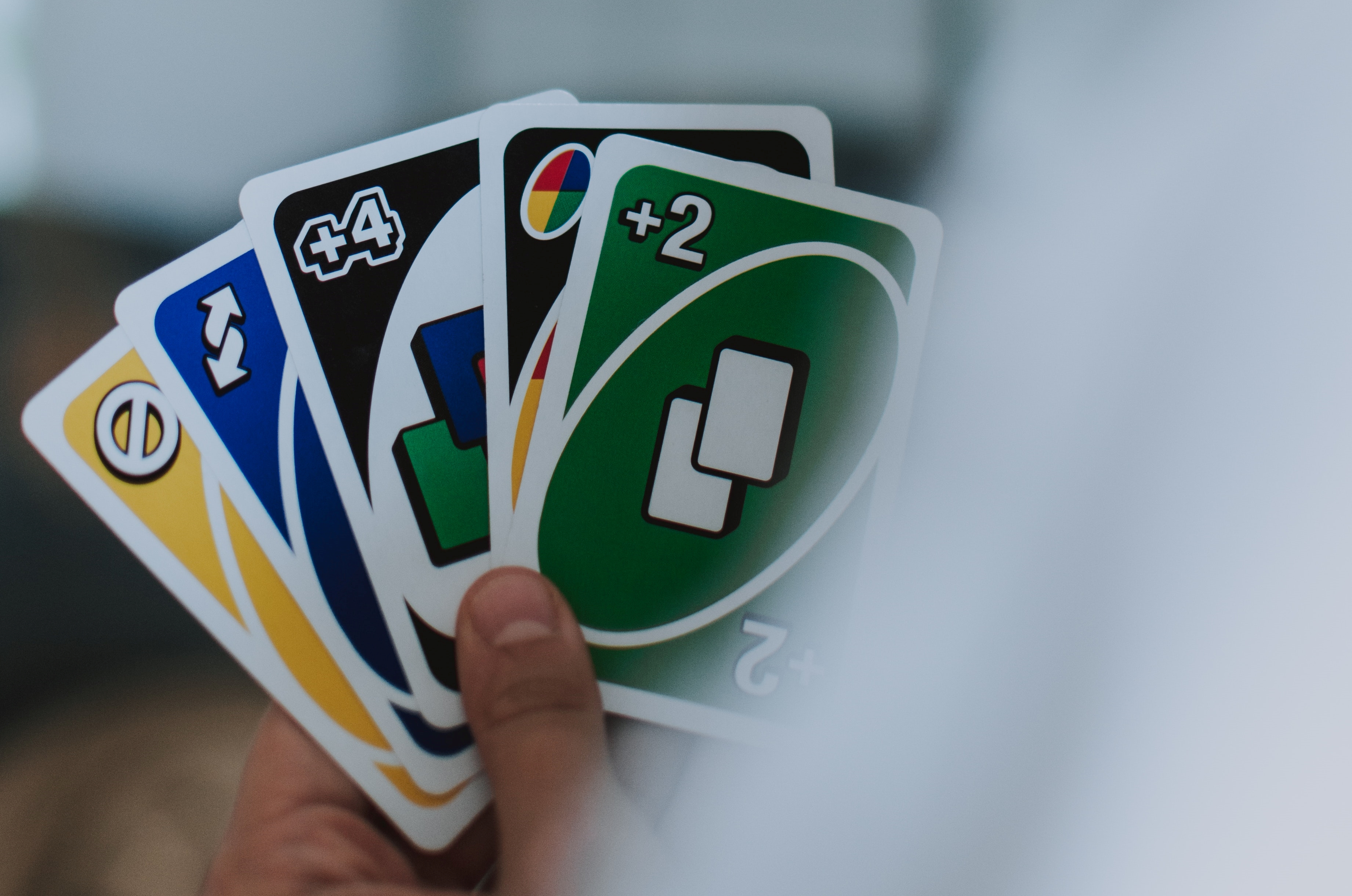 Una mano sosteniendo diferentes cartas de un juego