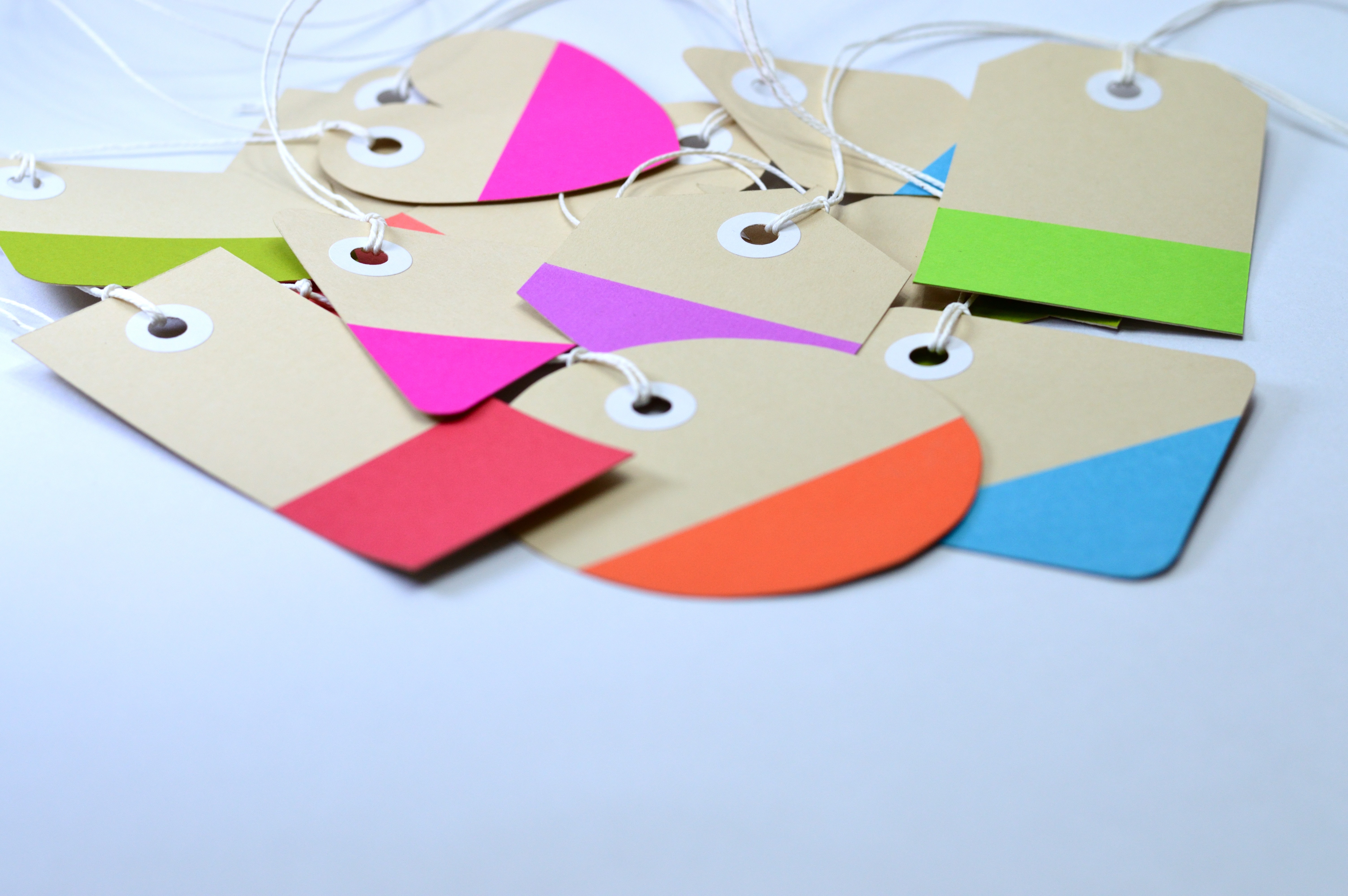 Diferentes etiquetas de colores para nombrar objetos