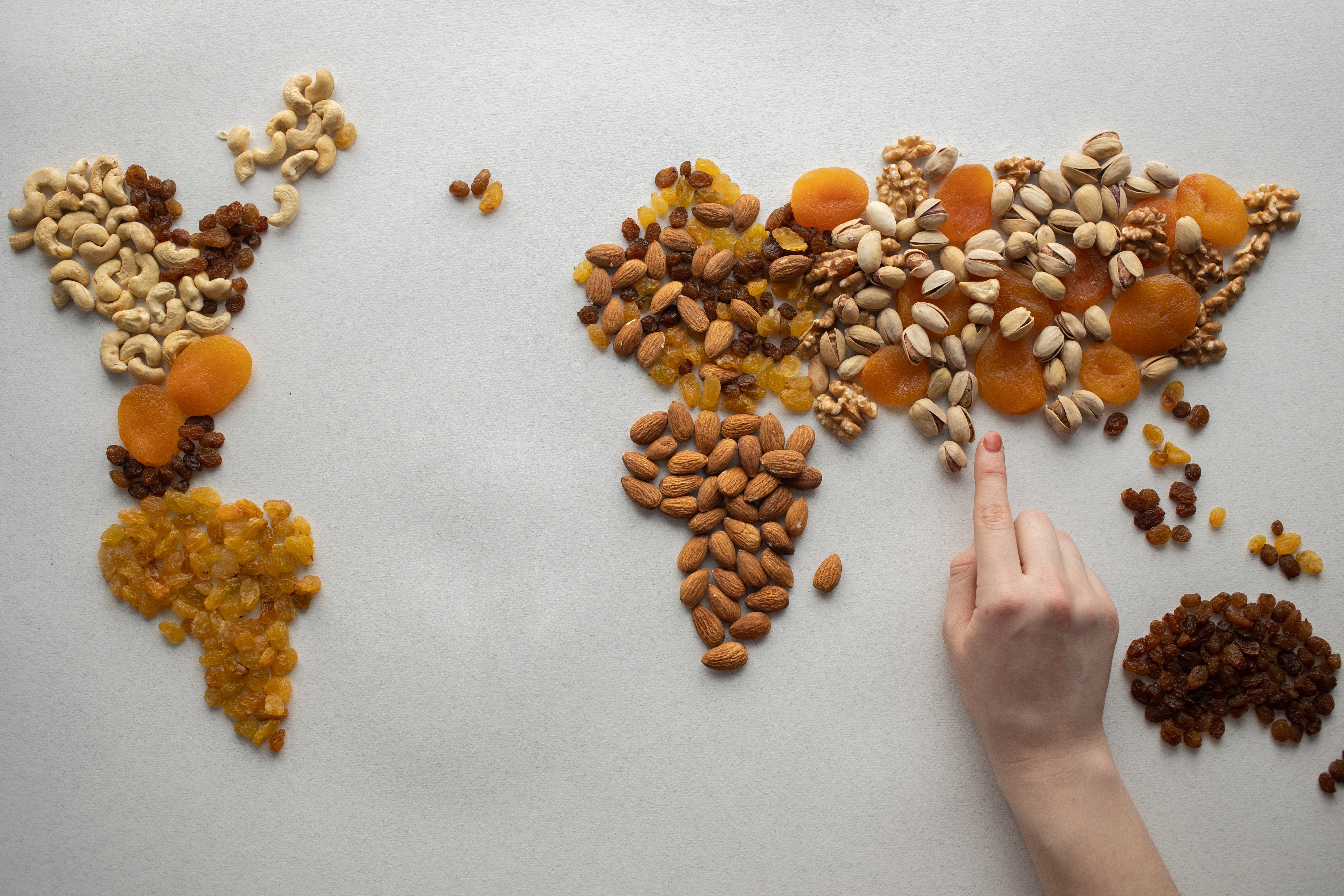 Un mapa del mundo hecho con alimentos y diferentes ingredientes.