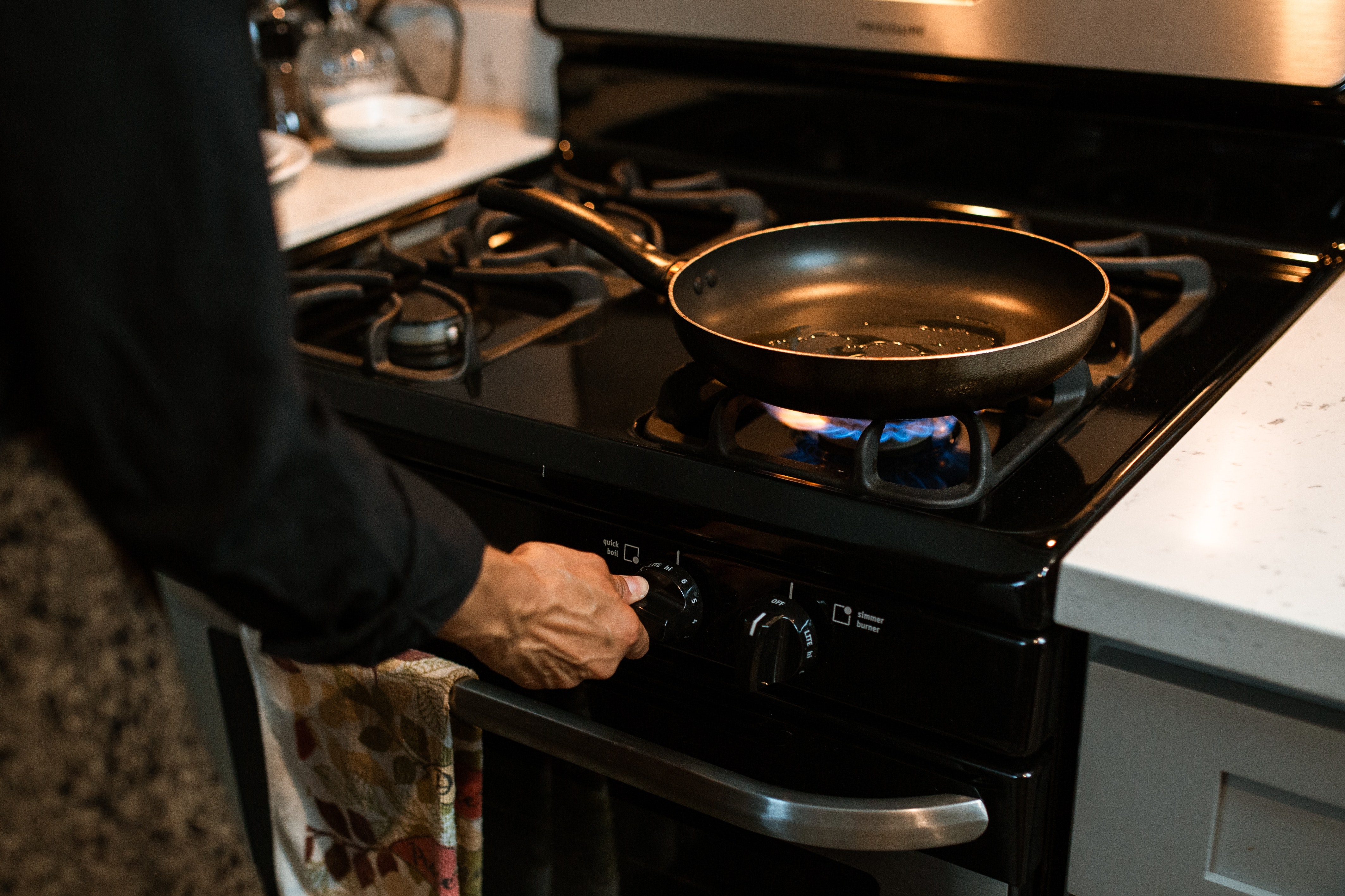 Un fuego de una cocina encendido para cocinar