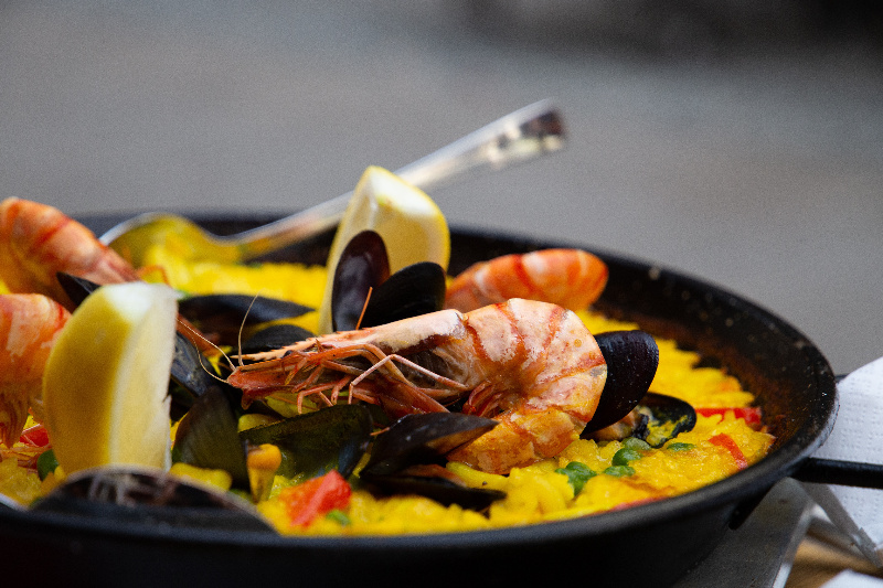 Plato típico Una paella recién hecha.