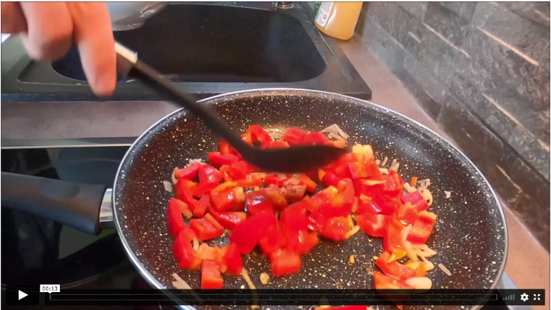 Esta imagen muestra una sartén con un sofrito