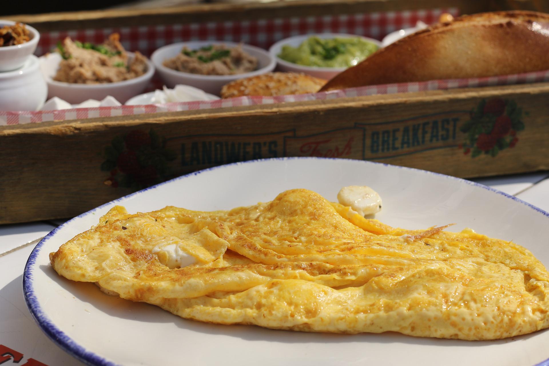 Esta imagen muestra un plato con una tortilla francesa.