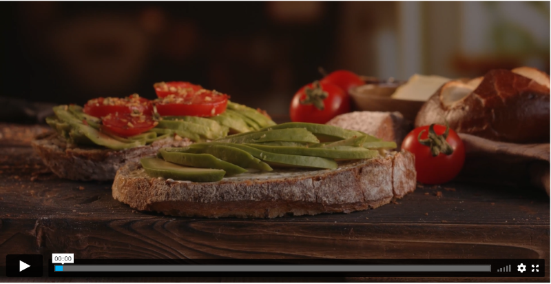 Una tostada de tomate y aguacate