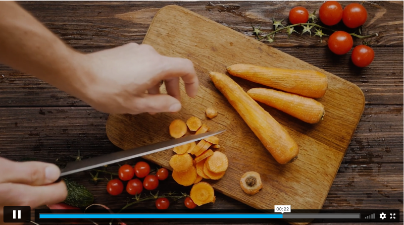 Esta imagen muestra un cuchillo cortando zanahorias